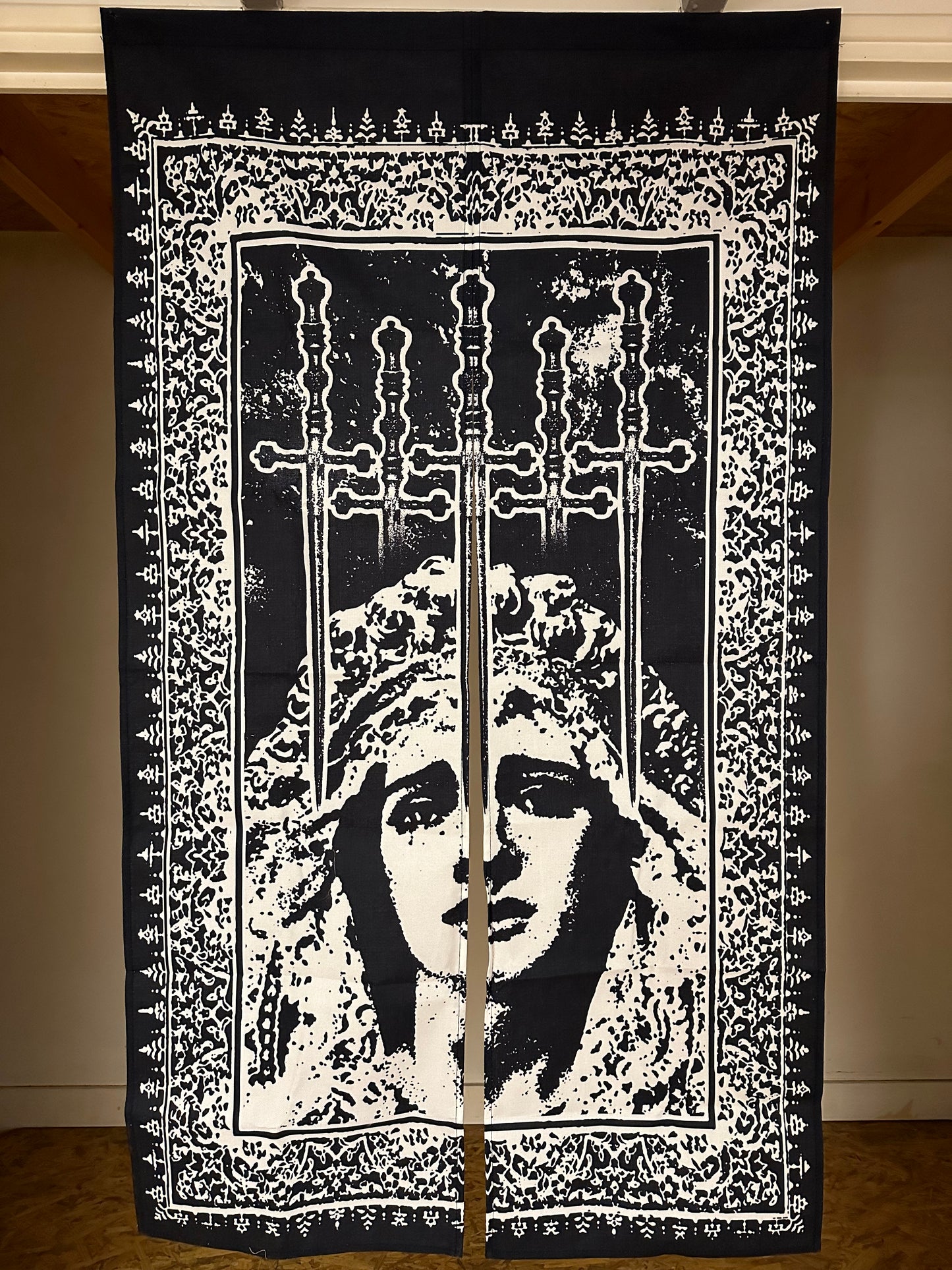 Premier Noren.
La Dame aux Épées.