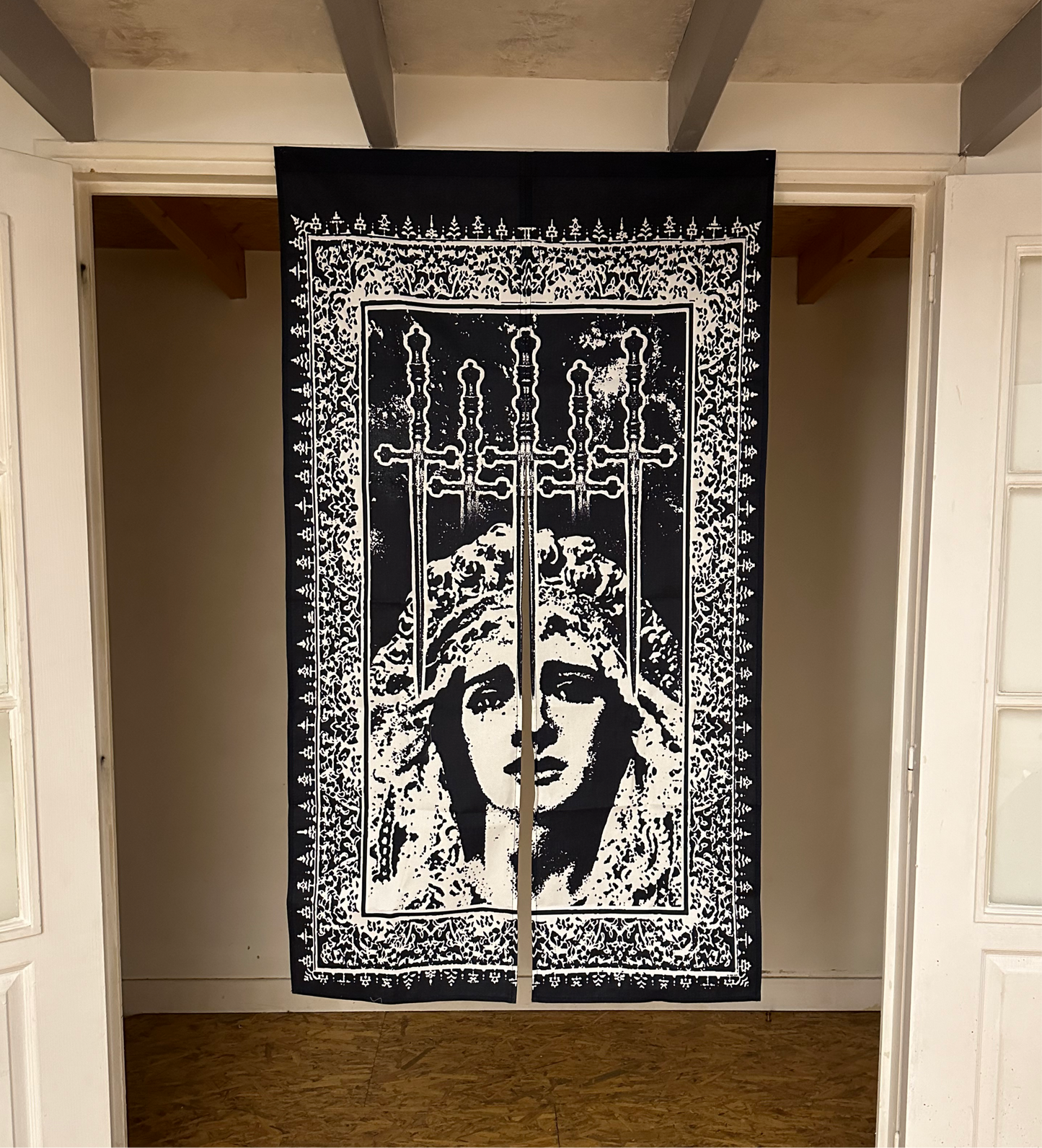 Premier Noren.
La Dame aux Épées.